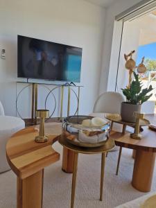 カッサンドレイアにあるLuxury Villa Sani A2のリビングルーム(テーブル2台、テレビ付) +30枚の写真