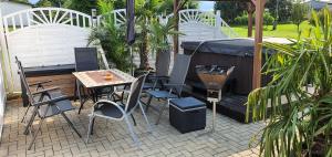 a patio with a table and chairs and a grill at Fewo Traum in Neppermin