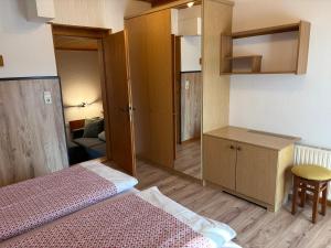 Rúm í herbergi á Gästehaus Rader