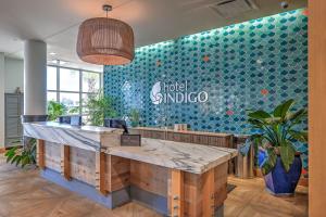 格尔夫海岸Hotel Indigo Orange Beach - Gulf Shores by IHG的餐厅里有蓝色瓷砖墙的柜台
