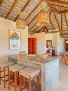 Η κουζίνα ή μικρή κουζίνα στο La Villa Dune, um luxo com vista espetacular por mar e coqueiral ! Uma experiência unica !