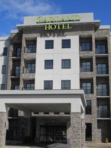 un grande hotel con un cartello sopra di Garland Hotel a New Concord