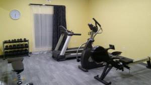 una palestra con due cyclette in una stanza di Garland Hotel a New Concord
