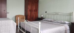 a bedroom with two beds and a wooden cabinet at Casa vacanza Da Lara in Poggio Ferrato