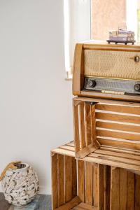 a wooden stand with a radio on top of it at Zimmer mit Flair Köln-Messenähe in Cologne