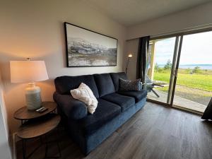 夸利库姆海滩Shorewater Resort Oceanside Studio - 2 beds的客厅里有一张蓝色的沙发和一扇窗户 更多41张照片