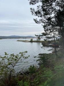 an island in the middle of a large body of water at Casa de Piedra Neisón in Taragoña