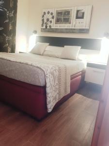 Katil atau katil-katil dalam bilik di Red Apartamento