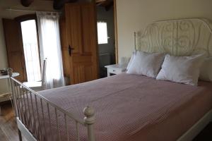 Łóżko lub łóżka w pokoju w obiekcie Les Magranes Bed & Breakfast