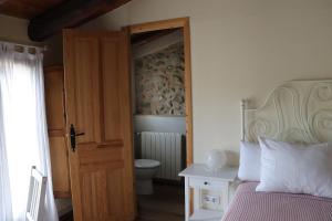Łóżko lub łóżka w pokoju w obiekcie Les Magranes Bed & Breakfast