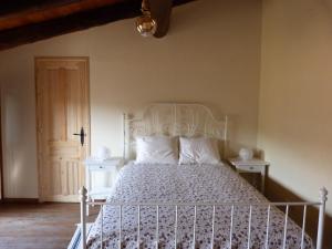 Łóżko lub łóżka w pokoju w obiekcie Les Magranes Bed & Breakfast