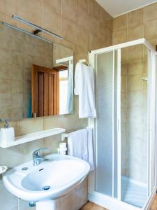 a bathroom with a sink and a shower at Casa Olivia - Casa indipendente nel centro di Cannigione a 3 minuti a piedi dal lungomare, 5 minuti a piedi dalla spiaggia più vicina e vicinissima alle spiagge più belle della Costa Smeralda in Cannigione +24 photos