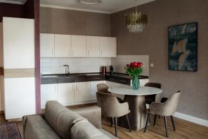a kitchen with a table with a vase of flowers on it at Ferienwohnung am Dom mit Parkplatz in Zwickau
