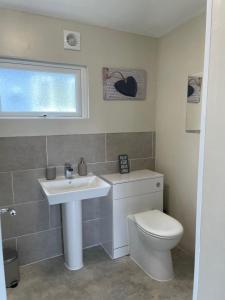 Imagen de la galería de Cosy Cabin - Bideford Bay Holiday Park, en Bideford