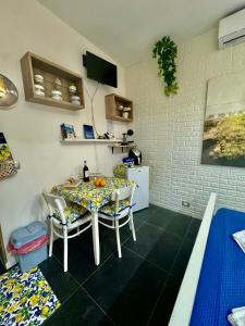 a kitchen with a table and chairs in a room at Casa andré in Siracusa