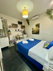 a bedroom with a blue bed in a room at Casa andré in Siracusa