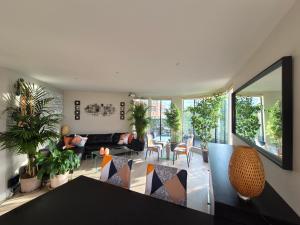 a living room with a couch and chairs and windows at Panoramic Pondview Penthouse in London