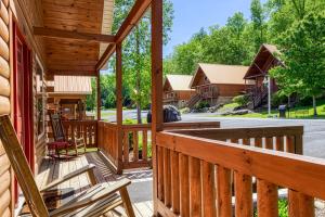 een veranda van een blokhut met een keuken bij Cozy Log Cabin, hot tub, pool table, pool access in Gatlinburg
