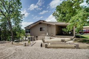 una casa con un patio con un edificio en Lakefront Retreat with Patio in Fort Towson!, en Fort Towson