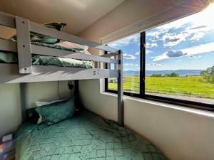 Postel nebo postele na pokoji v ubytování Modern Gem | 2 Kings • Bunks • Hot Tub • Walkable