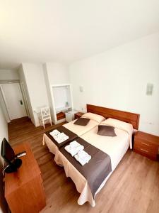 Un dormitorio con una cama grande y suelo de madera. en Costa De La Luz, en Huelva