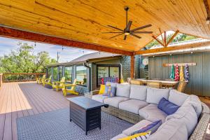 Posezení v ubytování Lake View and Huge Deck Cozy Possum Kingdom Retreat