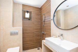 un baño con lavabo y espejo en Meraki Hospitality, en Polychrono 38 fotos más