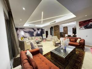 un grand salon avec des canapés et une table dans l'établissement فيلا داخل كمبواند ويستاون بيفرلي هيلز الشيخ زايد رقم هاتف صفر صفر اتنين صفر واحد واحد صفر اتنين اربعه ثلاثه صفر 222, à Sheikh Zayed