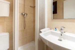 a bathroom with a sink and a shower at Ciudad Condal Hostal - Paseo de Gracia in Barcelona