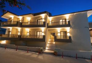 Un gran edificio blanco con luces. en Meraki Hospitality, en Polychrono