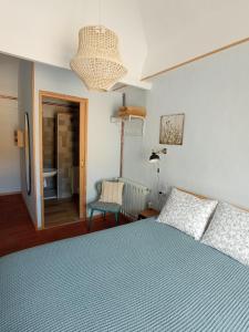 sypialnia z łóżkiem, krzesłem i lampką w obiekcie Les Magranes Bed & Breakfast w mieście Argelaguer
