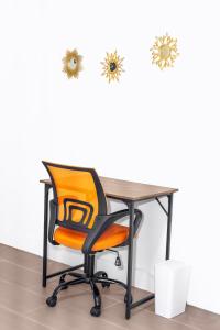 einen Schreibtisch mit einem orangenen Stuhl vor einer Wand in der Unterkunft Yellow Sand Brooklyn Retreat125 in Brooklyn + 5 Fotos