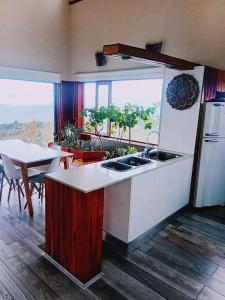 Imagine din galeria proprietății Alucinante Casa en Montaña con Pileta, Jacuzzi y Vista a San Martín de los Andes în San Martín de los Andes +7 fotografii