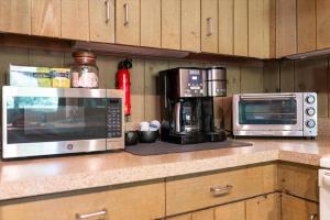 encimera de cocina con microondas y cafetera en North Conway townhouse Near White Mountains, en Conway