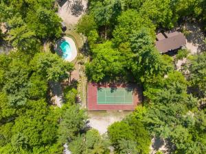 Una vista aérea de un parque con un campo verde. en North Conway townhouse Near White Mountains, en Conway