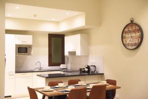 Η κουζίνα ή μικρή κουζίνα στο Segal Rotana Salalah Villa with private swimming pool 2