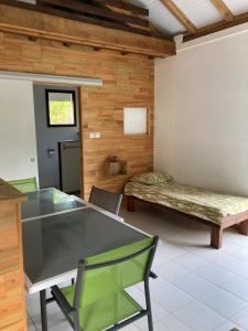 a room with a table and chairs and a bench at L'Alamanda in Trois-Rivières