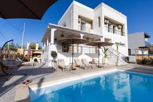 eine Villa mit Swimmingpool und einem Haus in der Unterkunft Villa Areka in Gournes