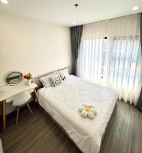 a bedroom with a bed with two stuffed animals on it at An Nhiên Homes 1PN View Đẹp Check-in Tự Do Gần Vincom Mega Mall1316 in Gò Công