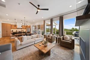 sala de estar con ventilador de techo y cocina en Blue Ridge Bliss, en Boone