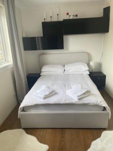Postel nebo postele na pokoji v ubytování Cheerful 2 bedroom flat with free parking