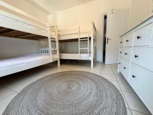 Postel nebo postele na pokoji v ubytování Yellow House Kassiopi