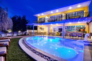 Bazén v ubytování Aldebaran Hotel Apartments nebo v jeho okolí