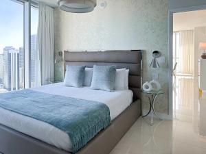 een slaapkamer met een groot bed en een groot raam bij MVR An Unforgettable View Awaits You in Miami