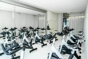 een fitnessruimte met een rij loopbanden bij MVR An Unforgettable View Awaits You in Miami +18 foto's