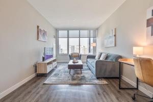 Posezení v ubytování Luxury Apt In Heart of Seaport + 33 fotografií