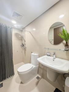 Ένα μπάνιο στο VIDA VERDE at 38 Park Avenue - 5 minutes walk to Ayala Central Bloc, with Infinity Pool, Fast Wi-Fi, Gym, & City Views inside Cebu IT Park