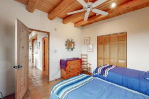 Ένα ή περισσότερα κρεβάτια σε δωμάτιο στο Casa Allis Taos