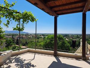 Blick vom Balkon eines Hauses in der Unterkunft Relais Serenitas - UN LETTO IDEALE in Monte San Biagio