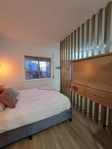 een slaapkamer met een groot bed en een raam bij Cantinho Averomar in Póvoa de Varzim